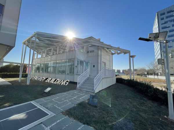 坐落于中新天津生态城的“0+小屋”,是天津市首个零能耗智慧建筑,不仅实现了全部能源自给,而且室内体感舒适。国网天津电力供图