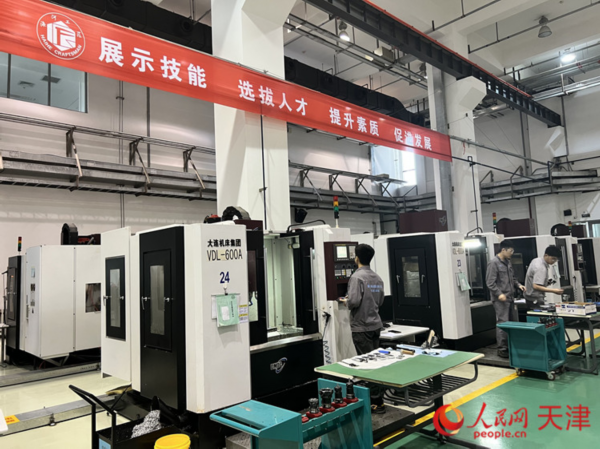 在中国(天津)职业技能公共实训中心实训室里,王传龙的徒弟们正在为比赛进行紧张的集训。人民网记者 孙翼飞摄