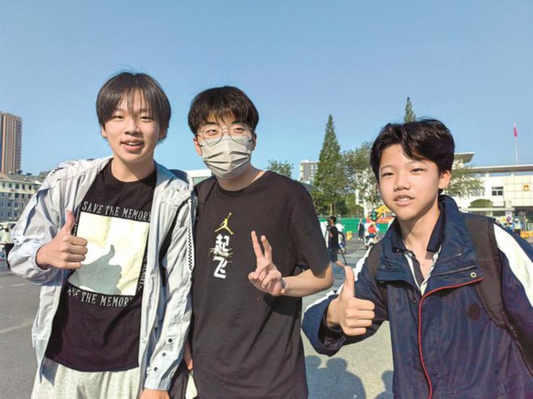 一考生开心出考场