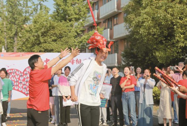 一考生开心出考场