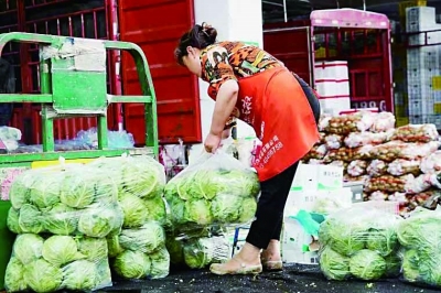 6月19日,工作人员在南京农副产品物流中心搬运蔬菜。作为我市最大“菜篮子”,南京农副产品物流中心蔬菜市场18日到货量2700多吨,保证市场蔬菜供应充足。通讯员 蔡悦 南京日报/紫金山新闻记者 徐琦 摄