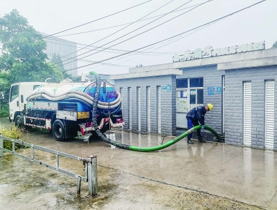 6月19日,南京洁城集团派出2台清运车冒雨对雄州街道长江西路实小公厕进行清污。 通讯员 曹卉 南京日报/紫金山新闻记者 董家训 摄