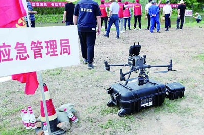 &ldquo;海豚一号&rdquo;水面救生机器人。 通讯员 喻华轩 供图 专业级多旋翼无人机。 通讯员 喻华轩 供图 
