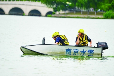 昨天，水上公安分局在玄武湖水域组织开展了防汛应急处置演练，50名警力、5艘冲锋舟、2辆防汛救灾特种车以及无人机、救捞、潜水等专业装备投入实战演练。南京日报/紫金山新闻记者 段仁虎 水景轩 摄