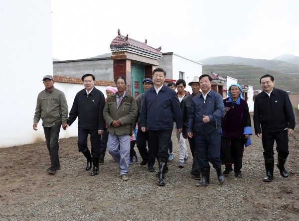 2016年8月23日,习近平总书记在海东市互助土族自治县五十镇班彦村新村建设工地考察易地扶贫搬迁情况。