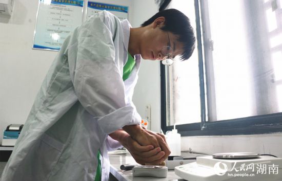 吴健笔在猕猴桃科技小院实验室测量水果糖分。 人民网记者 刘宾摄