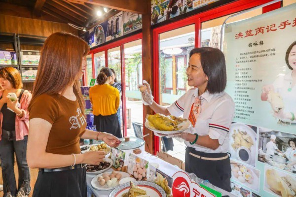 市民在品尝特色农产品。