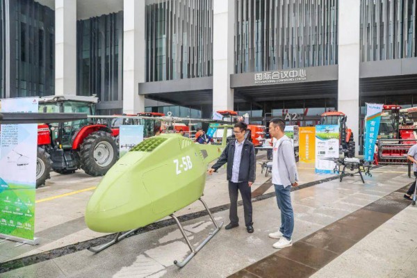 农机展中展出的无人机设备