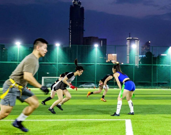 河西的一处场地，腰旗橄榄球热力开赛。