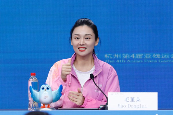 杭州市残疾人综合服务中心干事毛董莱介绍成为亚残运会火炬手的经历。杭州亚残组委供图