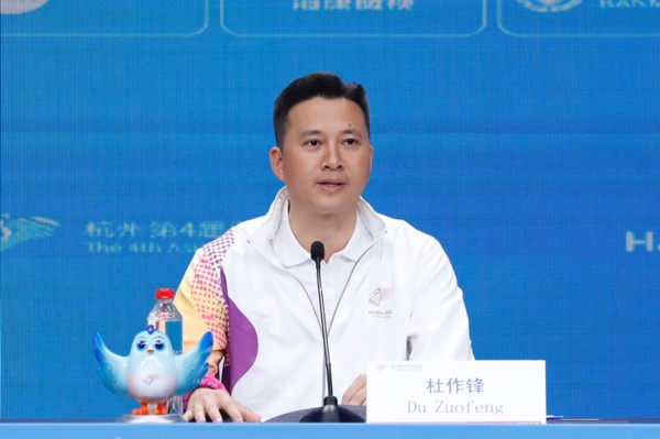 杭州亚残运会火炬传递指挥中心副指挥长杜作锋介绍火炬传递工作安排。杭州亚残组委供图