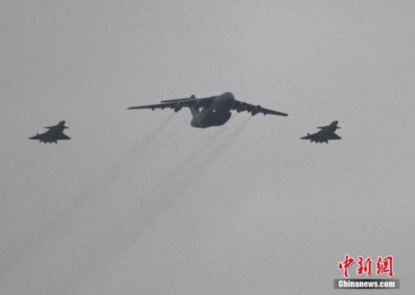 11月23日，第十批在韩中国人民志愿军烈士遗骸迎回仪式在沈阳桃仙国际机场举行。仪式结束后，志愿军烈士遗骸棺椁被护送前往沈阳抗美援朝烈士陵园。今年是抗美援朝战争胜利70周年，也是在韩中国人民志愿军烈士遗骸归国安葬的第十年。2014年至2023年，10批共938位在韩中国人民志愿军烈士遗骸归国，并长眠于沈阳抗美援朝烈士陵园。图为搭载着25位志愿军烈士遗骸及相关遗物的运-20运输机在两架歼-20飞机伴飞护航下，飞临沈阳桃仙国际机场上空。<a target='_blank' href='/' _fcksavedurl='/' ><p  align=