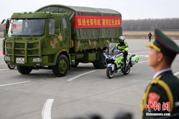 图为仪式结束后，志愿军烈士遗骸棺椁被护送前往沈阳抗美援朝烈士陵园。<a target='_blank' href='/' _fcksavedurl='/' ><p  align=