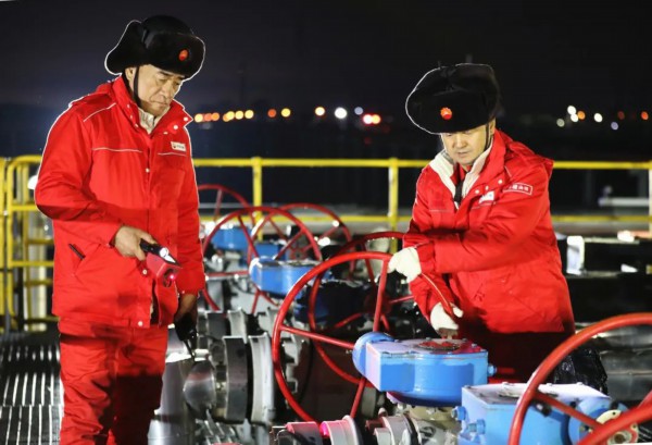 新疆油田呼图壁储气库员工在集配站调整工艺流程。薛梅摄