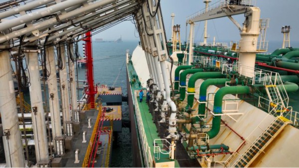 &ldquo;阿尔达夫那&rdquo;轮靠泊唐山LNG接收站，开始接卸作业。金添摄