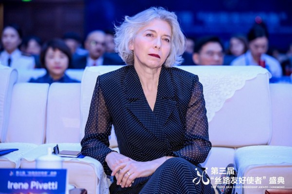 伊雷妮·皮韦蒂参加第三届“丝路友好使者”盛典颁奖活动。主办方供图
