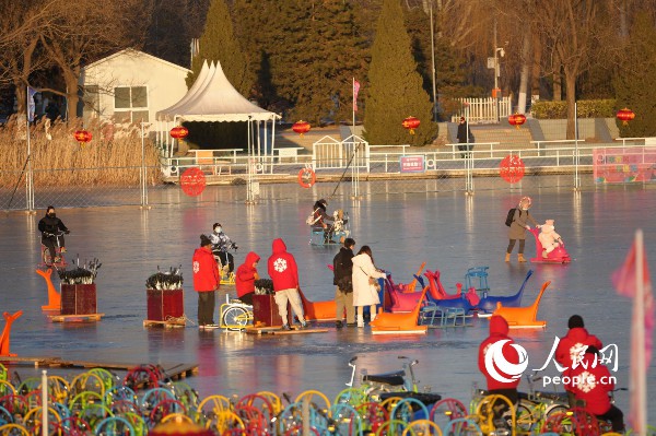 游客们在北京市朝阳公园的冰场里滑冰。人民网记者 王天乐摄