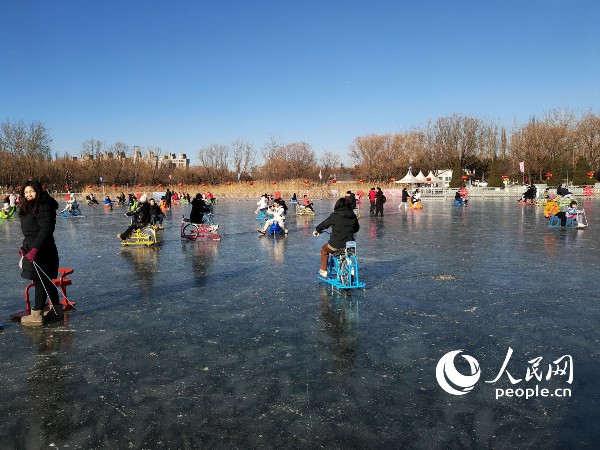 游客们在北京市朝阳公园的冰场里滑冰。人民网记者 王天乐摄
