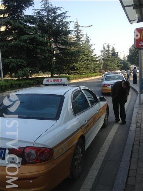 南京浦口:出租车鸠占雀巢忙拉客