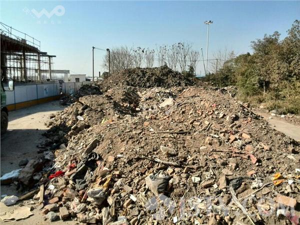 区扬子江大道7路和126路公交场站内一夜之间被黑渣土车偷盗渣土的消息