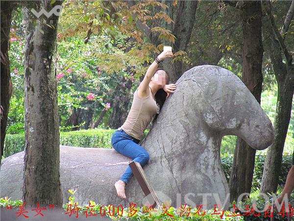 南京明孝陵石象路美女骑在文物玩自拍大煞风景