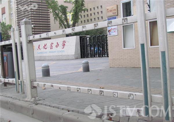 南京建宁路天妃宫小学门口的人行道护栏,遭到人为破坏,严重影响了这里