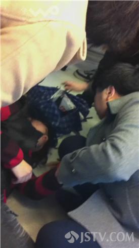 南京地铁一女子晕倒 好心市民扶起不留名