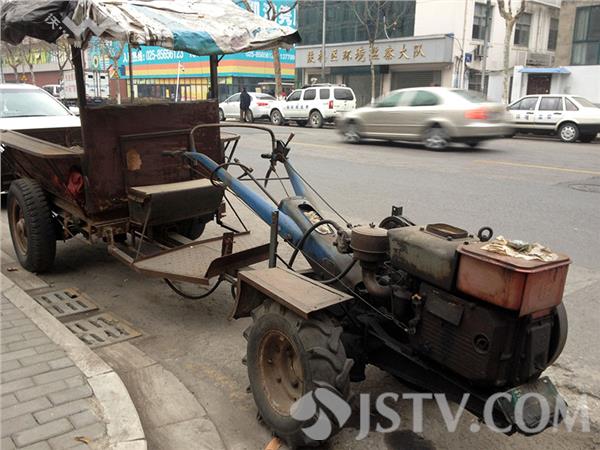 南京:环境监察大队门口拖拉机停一年 成垃圾车