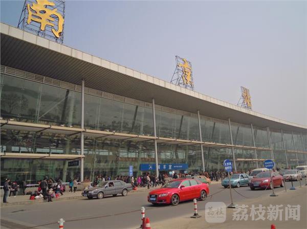 今天,记者从铁路南京站获悉,自明年1月5日起该站将实行新的列车运行图,受益于沪昆高铁贵昆段的开通,南京将首次开行到昆明的始发高铁列车,同时还增开至福州、龙岩等地动车组列车,南京铁路图定开行客车总数达421.5对,其中直通旅客列车244对(动车组列车177对、普速旅客列车67对),管内旅客列车177.