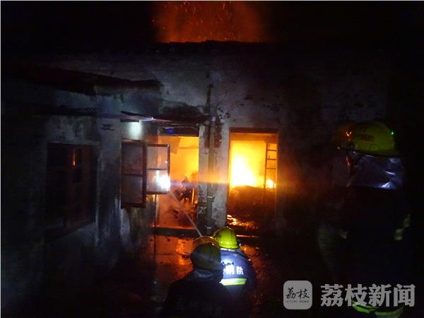 经观察了解发现,着火点位于老房子中,屋里除了木头稻草以外没有任何东西,过火面积五六十平米,经过1个半小时的紧急救援,明火扑灭。