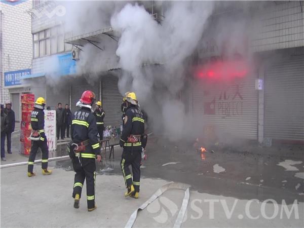 2月5日凌晨6点16分,南通启东市黄仓镇一家烟花爆竹店内有爆炸声,现场浓烟滚滚,滨江专职消防队已经架起了排烟机排烟,启东消防队员赶到现场后立即组织内攻小组,穿戴上空气呼吸器,携带一支水枪和挠勾进入内部进行灭火,大约20分钟后,大火被成功扑灭。 当事人说,当时他正在3楼睡觉,突然听到楼下一声巨响,于是便下楼查看,发现1楼店面和仓库内全是烟雾,便立即报警。这家店面前面一部分是用来贩卖烟花爆竹和冥币等物品的,后面一部分是仓库,里面堆积了大量的烟花爆竹,起火原因是电瓶车在店面内充电短路的电火花引燃了烟花,而烟花又