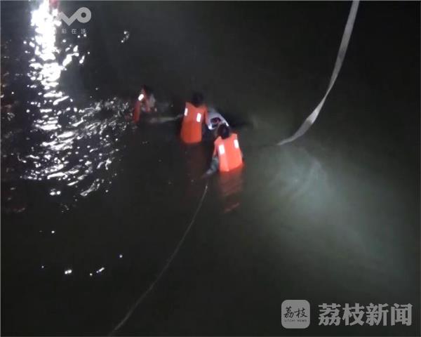 酒后开车冲下河 两女子不幸溺亡