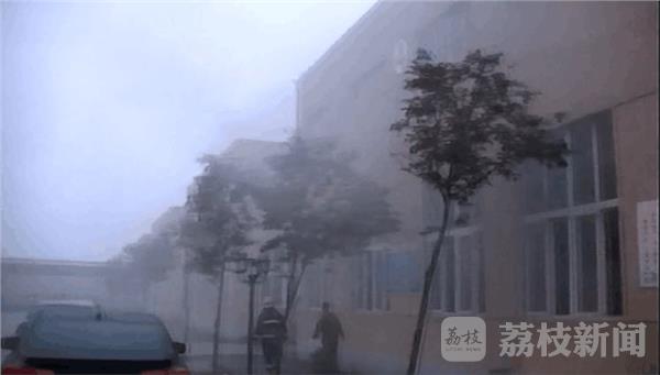今天(1月7号)上午,淮安市金湖县同泰大道一家企业厂房因为漏雨造成电路电路突然起火,当地消防部门接到报警后立即赶往现场进行扑救。 8点左右,金湖县同泰大道一家企业的厂房突然冒出滚滚浓烟,金湖县消防中队立即出动两辆消防车11名消防官兵赶往现场进行扑救,消防人员打开厂房后发现,生产车间的一个部位明火夹着浓烟正在猛烈燃烧。消防人员立即关闭厂区电源,并出动高压水枪进行灭火,大约15分钟后,明火便得到了控制。据厂区的工人说,近来该厂没有工人上班,造成起火的原因可能是厂房漏雨造成车间电路短路引发。 由于消防部门扑救及