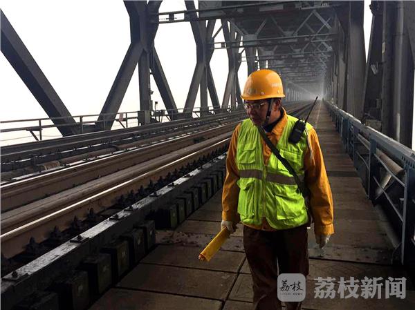 【网络媒体走转改】他陪伴南京长江大桥走过了37个春运