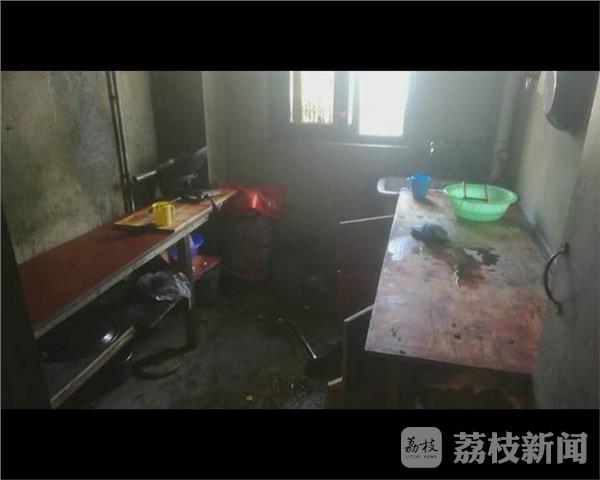 3月15日7点半,苏州昆山中华园路大公小区内,有一男子欲跳楼轻生,接