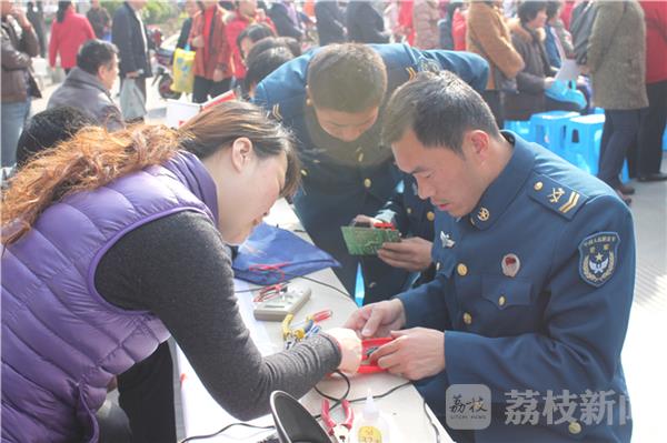 空军驻宁某团连续18载义务服务驻地群众传播雷锋精神获赞