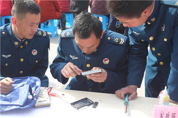 空军驻宁某团连续18载义务服务驻地群众传播雷锋精神获赞