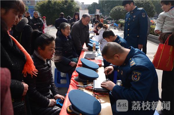 空军驻宁某团连续18载义务服务驻地群众传播雷锋精神获赞