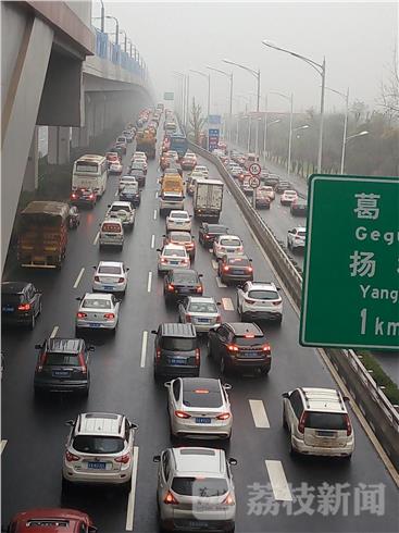 小长假后上班第一天 南京江北大道拥堵不堪