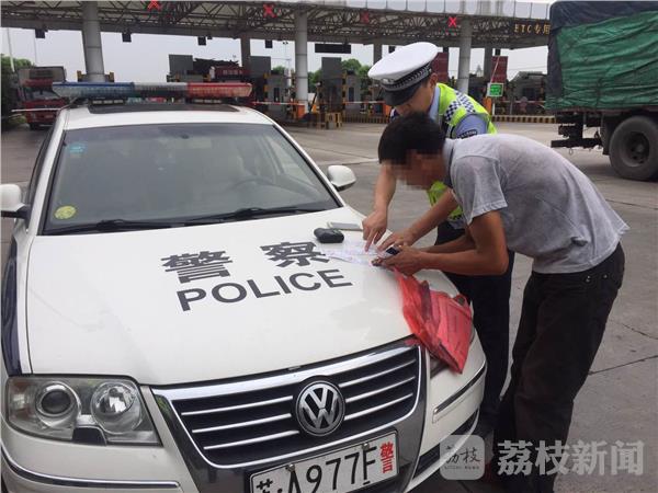 大货车错过匝道倒车驾驶员将失去准驾资格