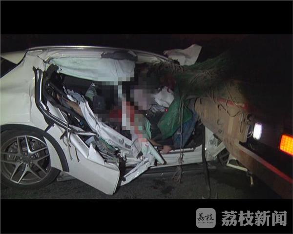永利贵宾会|口述20个乱真实案例|今晨南京发生惨烈车祸 奔驰追尾平板车致一死一伤