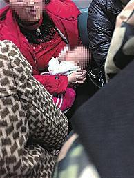 日前，一位母亲在北京地铁上哺乳被拍照发到微博，并被“北京往事网站”官微批为“裸露性器官”，引发争议。昨日，当事母亲称此事已对其生活造成困扰，其丈夫准备打官司维权。拍照博主在被网友声讨后终于道歉：“我应该理解那位妈妈的行为，再次说声对不起。”