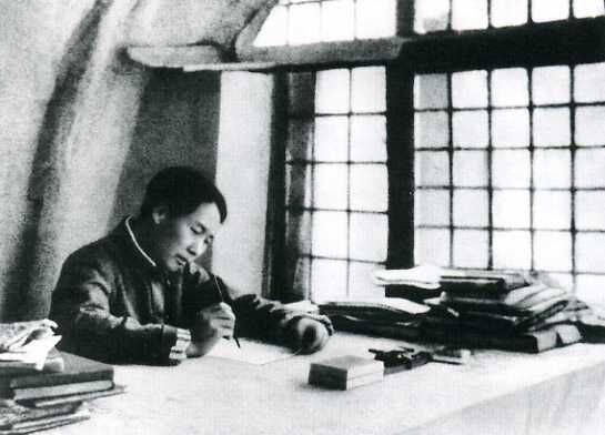毛泽东在延安的窑洞里写下《论持久战》