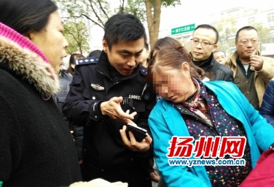 民警将监控给大妈查看。