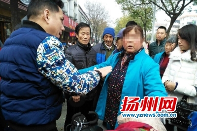 围观市民要求大妈道歉。