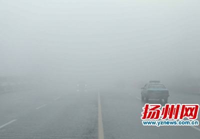 昨晨扬州大雾弥漫。王卓摄
