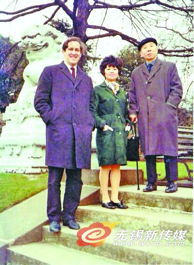 　　　自左至右：秦乃瑞、陈小滢、陈西滢在英国。（资料照片）