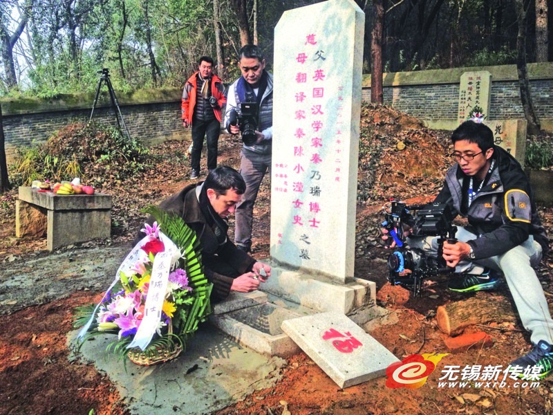 　　　秦思源安葬父亲骨灰。