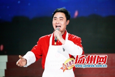 “油条哥”在表演中 “油条哥”在表演中