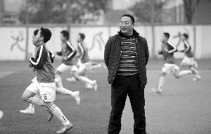 李太镇陪学生训练 现代快报记者 施向辉 摄